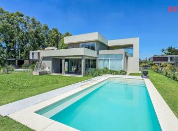 Casa · 250m² · 5 Ambientes · 3 Cocheras · Venta Casa Terralagos 5 Amb con Pileta y Parrilla