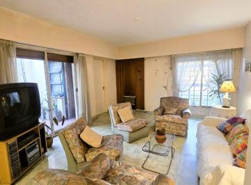 Casa · 195m² · 5 Ambientes · 2 Cocheras · Venta Casa con Terraza Patio y Cocheras Flores