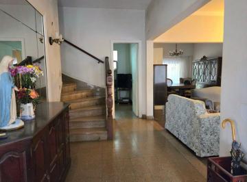 Casa · 224m² · 5 Ambientes · 1 Cochera · Casa 4 Dorm. con Jardin y Cochera en Olivos