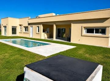Casa · 256m² · 5 Ambientes · 4 Cocheras · Casa en Venta en La Magdalena Canning