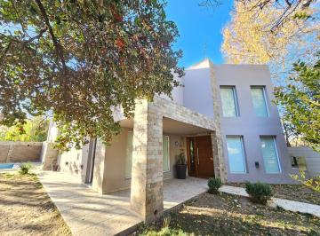 Casa · 270m² · 9 Ambientes · 1 Cochera · Casa en Alquiler con Pileta - Plottier