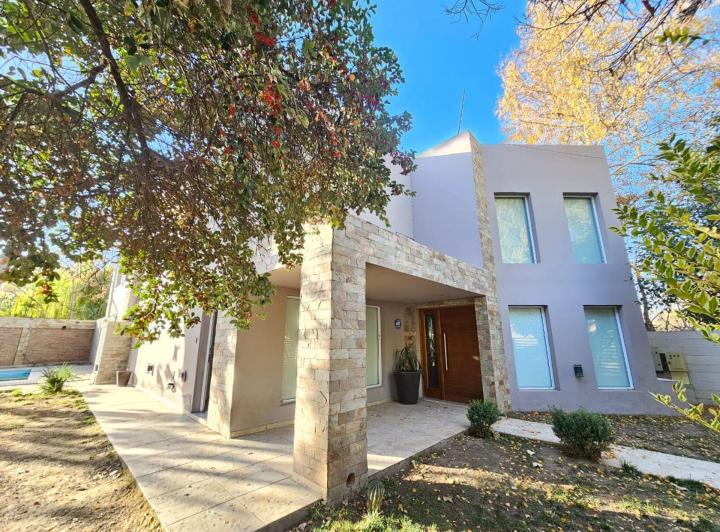 Casa · 270m² · 9 Ambientes · 1 Cochera