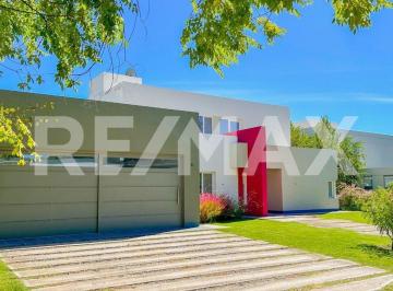 Casa · 268m² · 7 Ambientes · 2 Cocheras · Alquiler Casa Comahue Golf 4 Dorm.