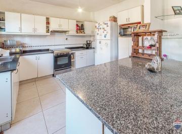 Casa · 158m² · 4 Ambientes · 1 Cochera · Venta Casa Villa Martelli con Quincho y Jardin