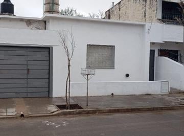 Casa · 120m² · 5 Ambientes · 1 Cochera · Casa 2 Dorm. en Barrio Rosedal