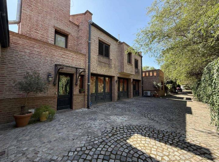 Casa · 562m² · 8 Ambientes · 3 Cocheras