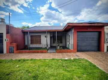 Casa · 156m² · 3 Ambientes · 2 Cocheras · Casa 3 Amb en Quilmes con Parque. Interesa Permuta
