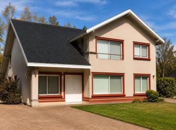 Casa · 320m² · 5 Ambientes · 2 Cocheras · Casa de 5 Ambientes en Venta en La Martona