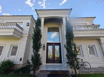 Casa · 248m² · 5 Ambientes · 4 Cocheras · Casa en Venta en Los Jazmines. Apta Credito