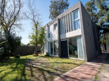 Casa · 82m² · 3 Ambientes · 1 Cochera · Dúplex en Venta Gonnet 2 Dorm. Apto Banco
