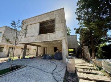 Casa · 160m² · 4 Ambientes · Venta de Casa en Barrio Los Olivos II