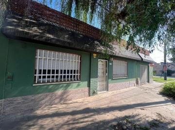 Casa · 194m² · 4 Ambientes · 1 Cochera · Venta Casa 2 Dorm. Mas Comodin Patio y Local