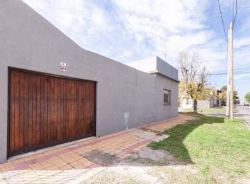 Casa · 155m² · 4 Ambientes · 1 Cochera · Venta Casa 4amb. C/cochera. Patio. Terraza. de 155 M²!