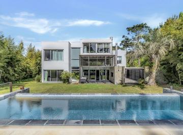 Casa · 449m² · 6 Ambientes · 1 Cochera · Casa de 5 Dorm. en Venta Punta del Este