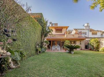 Casa · 290m² · 5 Ambientes · 1 Cochera · Casa Lote Propio 5 Ambientes - Jardin y Cochera