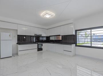 Casa · 357m² · 4 Ambientes · 3 Cocheras · Venta Casa /salon 4 Amb San Miguel con Pileta