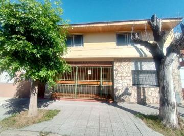 Casa · 220m² · 8 Ambientes · 1 Cochera · Dos Casas en Venta Villa Insuperable. Oportunidad!