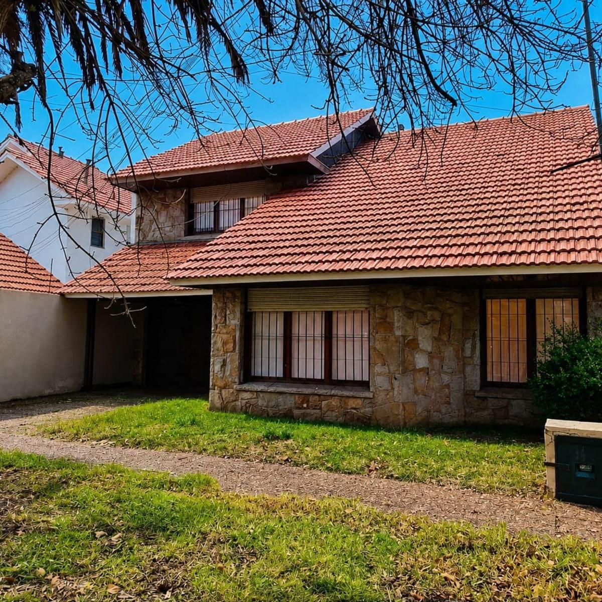 Chalet 5 amb, 193m² con cochera y patio — Constitución