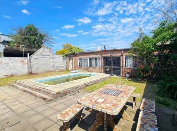 Casa · 135m² · 4 Ambientes · 1 Cochera · Venta Casa 2 Dorm. con Piscina Apto Credito
