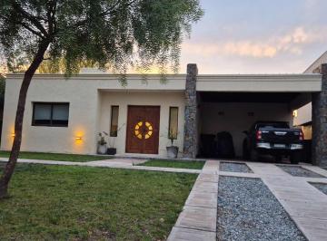 Casa · 128m² · 4 Ambientes · 2 Cocheras · Cómoda Casa Para Familia en B° Privado Luján Mza