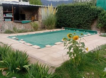 Casa · 140m² · 5 Ambientes · 2 Cocheras · Casa con Pileta en Venta en Las Compuertas