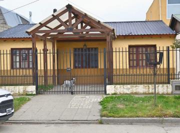 Casa · 87m² · 5 Ambientes · 1 Cochera · Casa 3 Dorm. Quincho con Parrilla y Patio