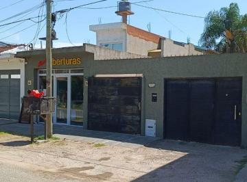 Casa · 115m² · 5 Ambientes · Venta Casa + Quincho + Local con Baño