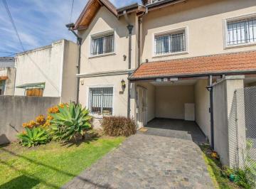 Casa · 134m² · 4 Ambientes · 1 Cochera · Triplex en Venta en Adrogue Jardin y Quincho