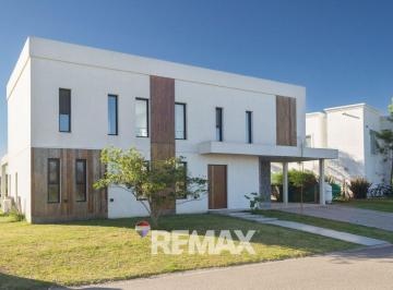 Casa · 220m² · 5 Ambientes · 2 Cocheras · Casa en Venta Cruz del Sur 5 Ambientes a La Laguna