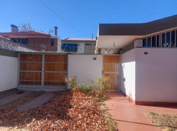 Casa · 271m² · 7 Ambientes · 2 Cocheras · Casa en Alquiler Solo Uso Residencial Gc Benegas