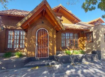 Casa · 330m² · 6 Ambientes · 3 Cocheras · Venta Casa con Pileta Quincho Rivadavia Mendoza
