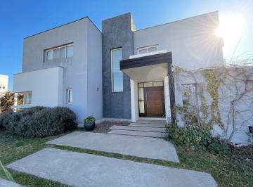 Casa · 230m² · 7 Ambientes · 2 Cocheras · Casa 3 Habitaciones en Venta B Privado Carrascal