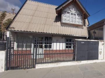 PH de 3 ambientes, San Carlos de Bariloche · Alquiler Casa en 2 Plantas PH - Barrio Vuriloche - Sobre Asfalto
