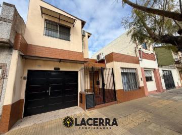 Casa de 4 ambientes, General San Martín · Casa Multifamiliar