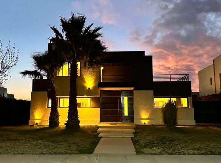 Casa · 290m² · 5 Ambientes · 3 Cocheras