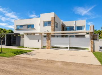 Casa · 200m² · 7 Ambientes · 4 Cocheras · Casa en Venta en La Plata