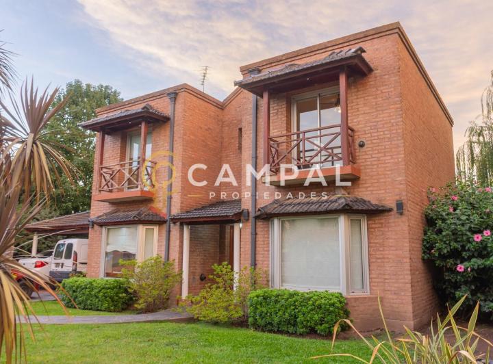 Casa · 220m² · 5 Ambientes · 2 Cocheras