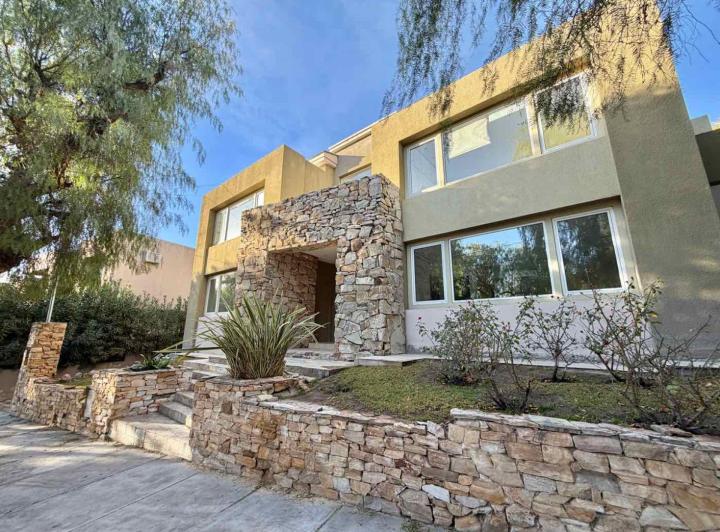 Casa · 230m² · 5 Ambientes · 1 Cochera