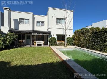Casa · 240m² · 5 Ambientes · 1 Cochera · Casa en Las Lomas - La Merced
