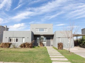 Casa · 250m² · 5 Ambientes · 2 Cocheras · Alquiler: 4 Habitaciones + Escritorio - Lote Central