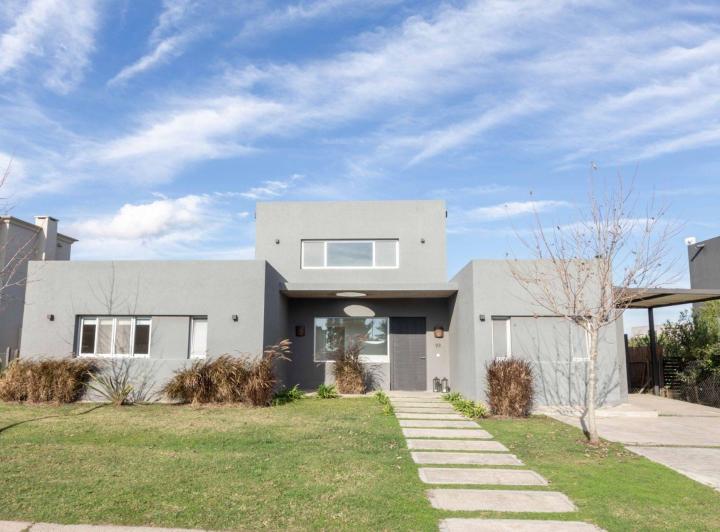 Casa · 250m² · 5 Ambientes · 2 Cocheras
