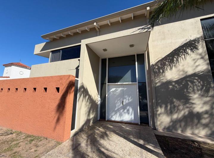 Casa · 450m² · 5 Ambientes · 2 Cocheras