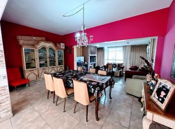 Casa · 197m² · 7 Ambientes · 1 Cochera · Casa en Monte Grande de 7 Ambientes