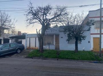 Casa de 4 ambientes, Esteban Echeverría · Casa de 4 Ambientes con Garage y Fondo, Todos Los Servicios.