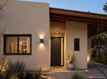 Casa de 5 ambientes, Chacabuco · Casa a Remodelar en un Pueblo Tranquilo y Cordial, Excelente Oportunidad!