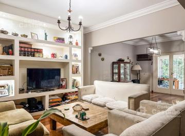 Casa · 206m² · 5 Ambientes · 1 Cochera · Chalet Clásico en 2 Plantas, 5 Amb. con Gran Fondo, Piscina, Garaje y Quincho