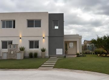 Casa · 100m² · 4 Ambientes · 2 Cocheras · Casa en Venta en Casas de Santa Ana, Villanueva, Tigre