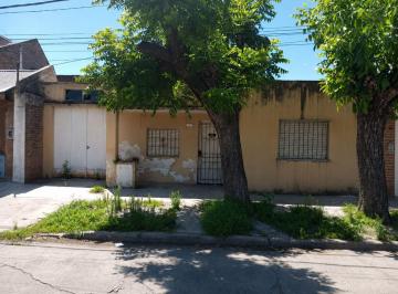 Casa · 35m² · 2 Ambientes · 1 Cochera · Casa a Reciclar o Demoler Isidro Casanova
