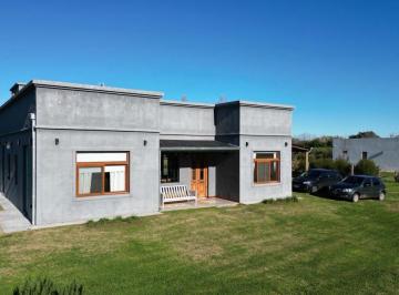 Casa · 170m² · 4 Ambientes · 2 Cocheras · Casa de Campo Amoblada en Alquiler | Barrio Privado en Carlos Keen