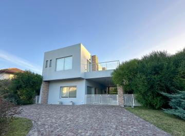 Casa · 221m² · 4 Ambientes · Casa 4 Ambientes con Pileta en Barrio Cerrado Don Joaquin - Canning